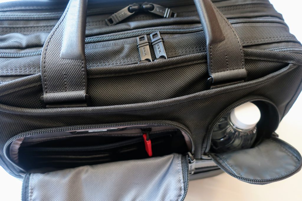 TUMI ALPHA2 エクスパンダブルブリーフバッグの前面にある撥水ポケットと耐スキミングポケット